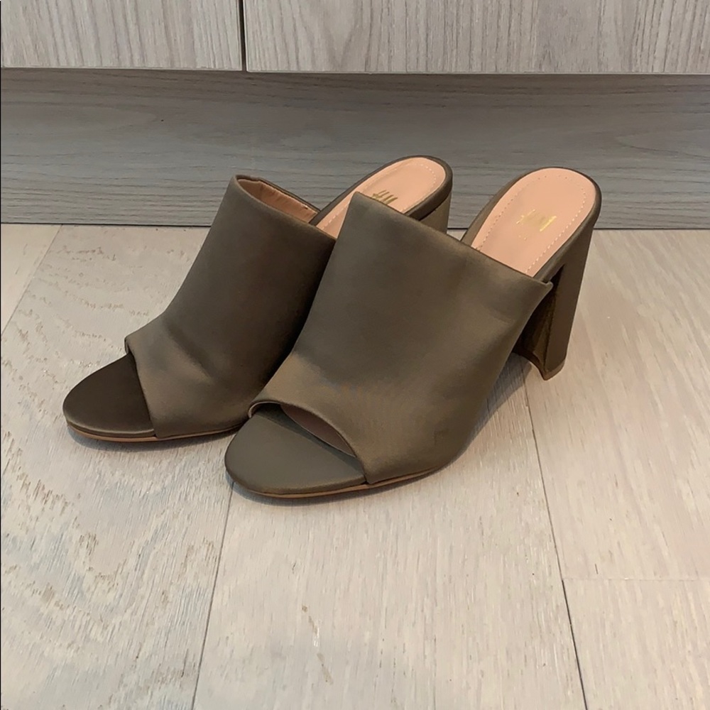 HM - Green satin mules